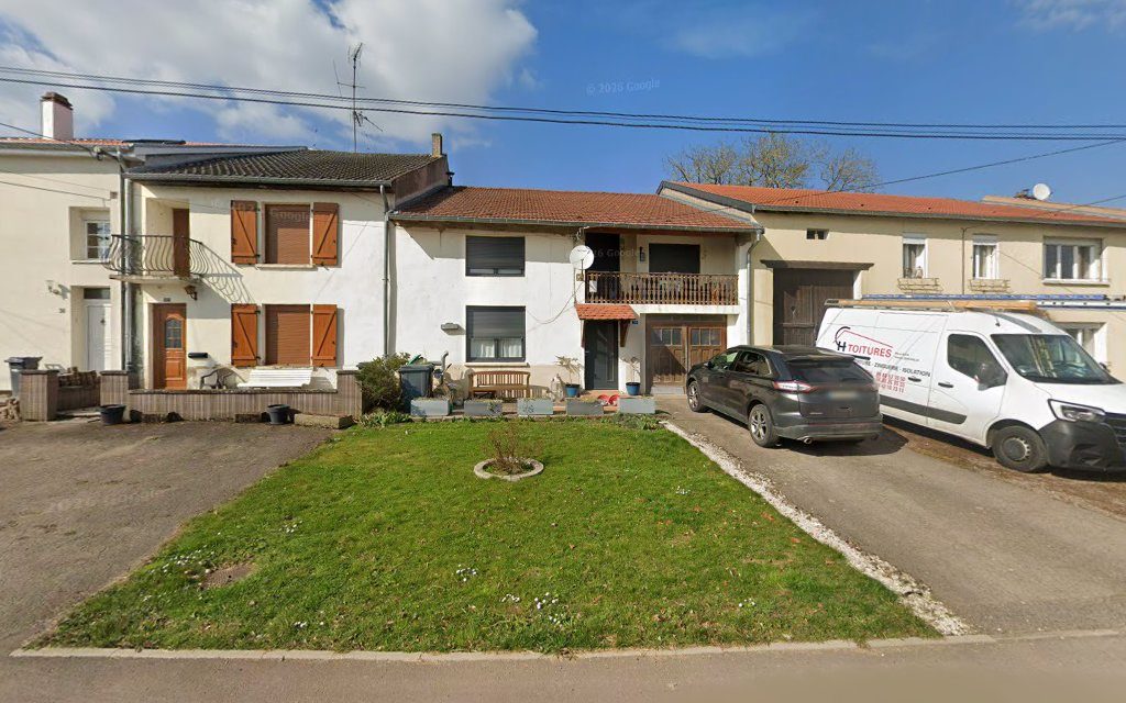 Les locaux de C.H. Toitures, rue Principale à Chanville, avec le camion de l'entreprise